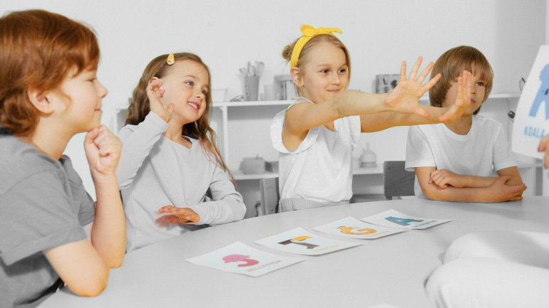 Enfants qui jouent avec des jeux coopératifs